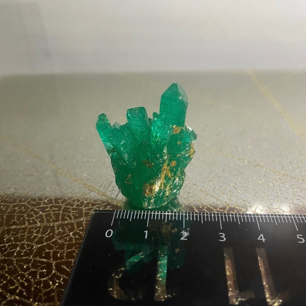House decoration ~ Green crystal cluster with gold flakes inside 💚 - Picture 16 of 16